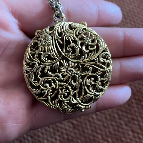 Vintage locket pendant necklace - Picture 2 of 5